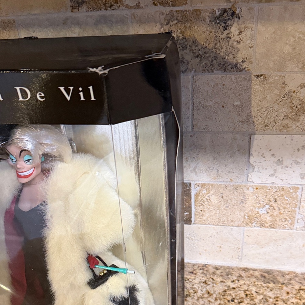 Disney Villains Cruella De Vil 1999 theme park exclusive new in box - Picture 3 of 8